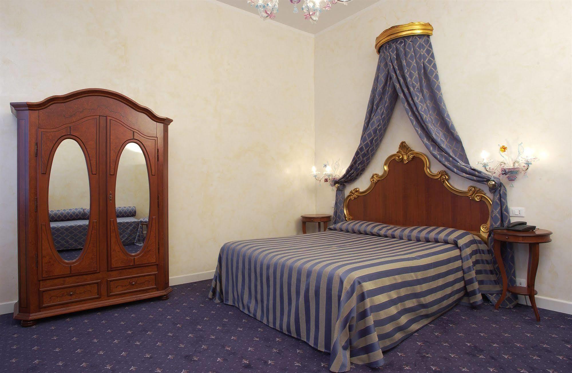 HOTEL LOCANDA CANAL ВЕНЕЦИЯ 3* (Италия) - от 4828 RUB | NOCHI